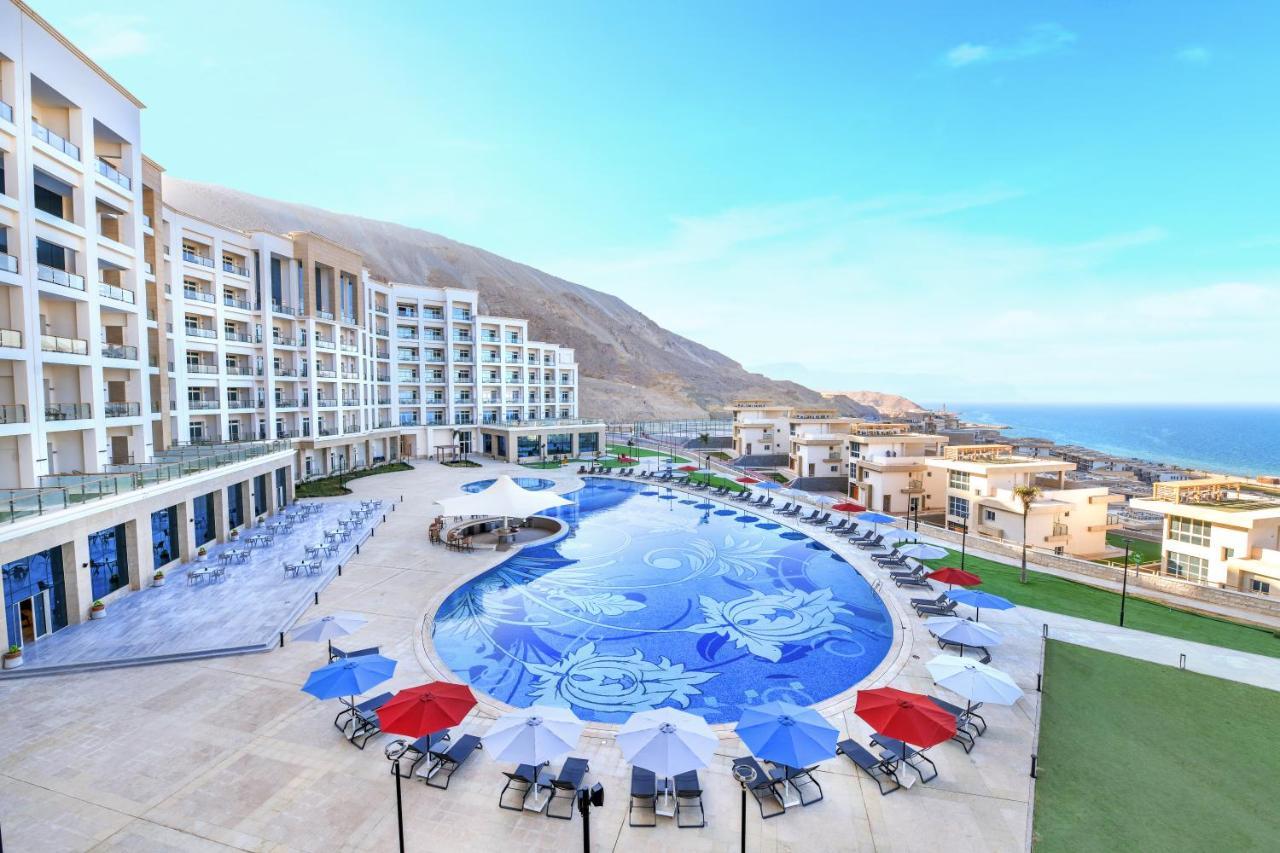 Tolip Resort El Galala Hills Ain Sukhna Exterior foto The swimming pool at the resort