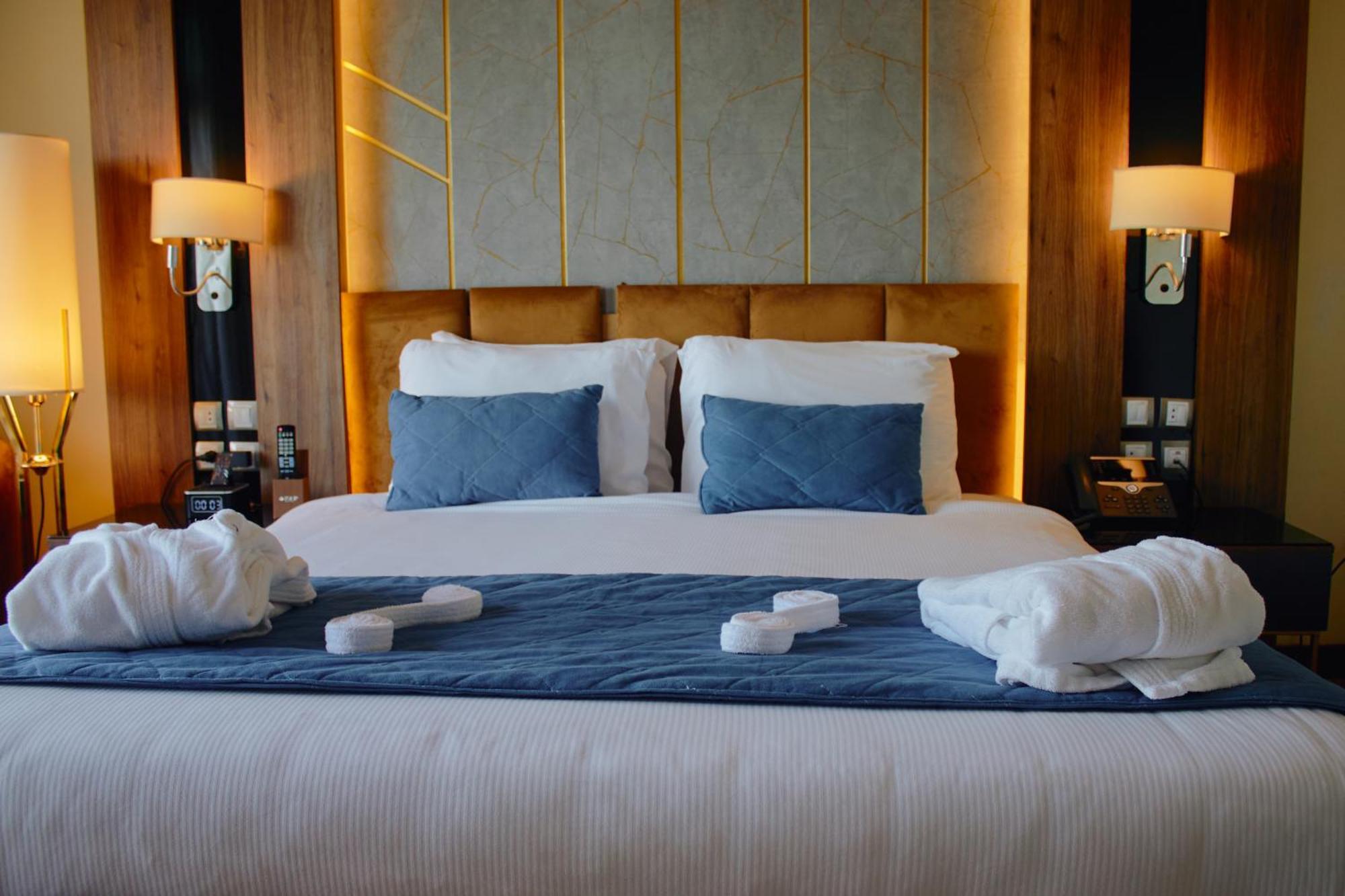 Tolip Resort El Galala Hills Ain Sukhna Exterior foto A bed in a hotel room