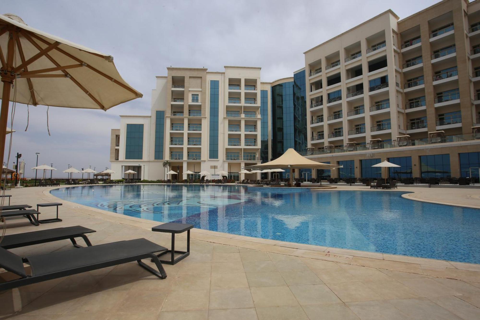 Tolip Resort El Galala Hills Ain Sukhna Exterior foto The swimming pool at the hotel